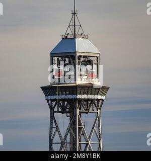 Jaume I-Turm vom Aussichtspunkt Miramar aus gesehen, in Montjuic, an einem Wintermorgen (Barcelona, Katalonien, Spanien) ESP: La torre de Jaume i desde Montjuic Stockfoto
