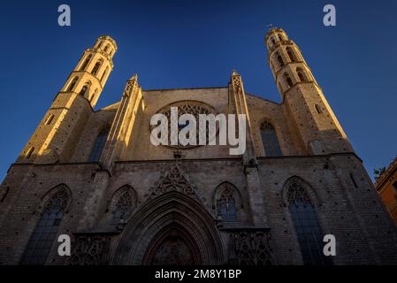 Hauptfassade und Glockentürme von Santa Maria del Mar (Barcelona, Katalonien, Spanien) ESP: Fachada Principal y campanarios de Santa Maria del Mar, España Stockfoto