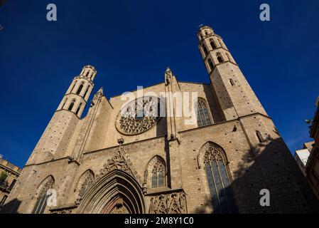 Hauptfassade und Glockentürme von Santa Maria del Mar (Barcelona, Katalonien, Spanien) ESP: Fachada Principal y campanarios de Santa Maria del Mar, España Stockfoto