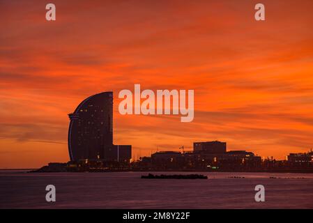 Hotel W Vela bei Sonnenuntergang, Blick vom Strand Barceloneta (Barcelona, Katalonien, Spanien) ESP: Hotel W Vela al atardecer, Visto desde la playa. España Stockfoto