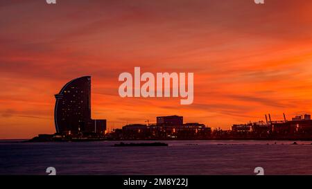 Hotel W Vela bei Sonnenuntergang, Blick vom Strand Barceloneta (Barcelona, Katalonien, Spanien) ESP: Hotel W Vela al atardecer, Visto desde la playa. España Stockfoto