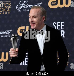 Los Angeles, Usa. 15. Januar 2023. Bob Odenkirk erscheint am Sonntag, den 15. Januar 2023, hinter der Bühne mit dem Preis für die beste Drama-Serie für „Better Call Saul“ bei den Critics' Choice Awards 28. im Fairmont Century Plaza in Los Angeles. Foto: Jim Ruymen/UPI Credit: UPI/Alamy Live News Stockfoto