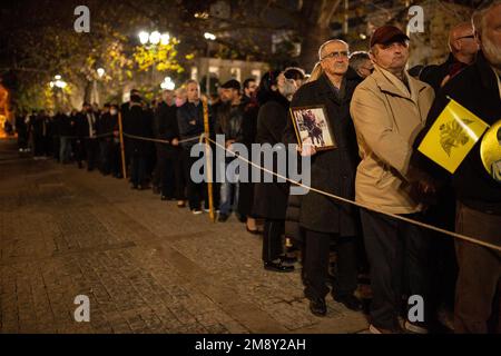 Athen, Griechenland. 16. Januar 2023. Die Bürger warten vor der Kirche St. Eleutherios neben der Kathedrale von Athen für die Beerdigung des ehemaligen Königs von Griechenland, Konstantin II Kredit: Sokrates Baltagiannis/dpa/Alamy Live News Stockfoto