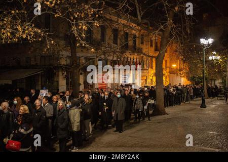 Athen, Griechenland. 16. Januar 2023. Die Bürger warten vor der Kirche St. Eleutherios neben der Kathedrale von Athen, um an der Beerdigung des ehemaligen griechischen Königs Konstantin II. Teilzunehmen Kredit: Sokrates Baltagiannis/dpa/Alamy Live News Stockfoto