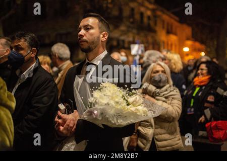 Athen, Griechenland. 16. Januar 2023. Die Bürger warten vor der Kirche St. Eleutherios neben der Kathedrale von Athen für die Beerdigung des ehemaligen Königs von Griechenland, Konstantin II Kredit: Sokrates Baltagiannis/dpa/Alamy Live News Stockfoto