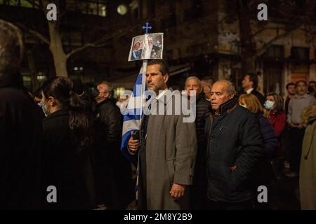 Athen, Griechenland. 16. Januar 2023. Die Bürger warten vor der Kirche St. Eleutherios neben der Kathedrale von Athen, um an der Beerdigung des ehemaligen griechischen Königs Konstantin II. Teilzunehmen Kredit: Sokrates Baltagiannis/dpa/Alamy Live News Stockfoto