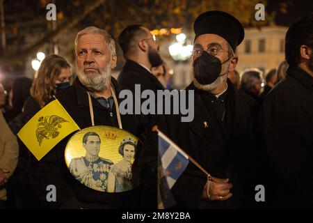 Athen, Griechenland. 16. Januar 2023. Die Bürger warten vor der Kirche St. Eleutherios neben der Kathedrale von Athen für die Beerdigung des ehemaligen Königs von Griechenland, Konstantin II Kredit: Sokrates Baltagiannis/dpa/Alamy Live News Stockfoto