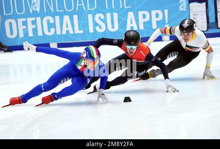 Abschluss zwischen Jens van het Wout (NED) Pietro Sighel (ITA) und Stijn Desmet (BEL) auf der gemischten 2000m-Staffel während der ISU-Kurzstrecke der Europameisterschaft am 15. Januar 2023 in Hala Olivia in Danzig, Polen. Gutschrift: SCS/Soenar Chamid/AFLO/Alamy Live News Stockfoto