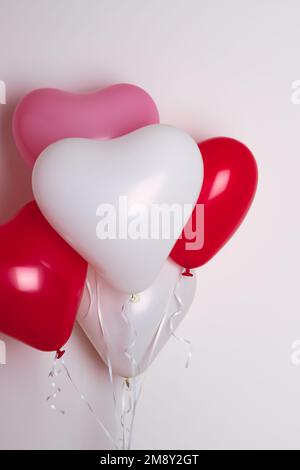 Aufblasbare Heliumballons in Herzform zum Valentinstag. Vorderansicht. Stockfoto