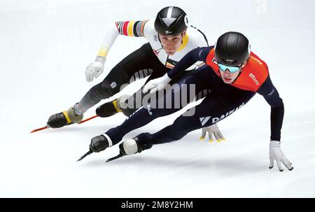 Stijn Desmet (BEL Duels Jens van het Wout (NED) bei 1000m Männern während der ISU-Kurzstrecke der Europameisterschaft am 15. Januar 2023 in Hala Olivia in Danzig, Polen. Gutschrift: SCS/Soenar Chamid/AFLO/Alamy Live News Stockfoto