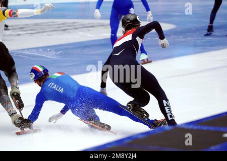 Abschluss zwischen Jens van het Wout (NED) Pietro Sighel (ITA) und Stijn Desmet (BEL) auf der gemischten 2000m-Staffel während der ISU-Kurzstrecke der Europameisterschaft am 15. Januar 2023 in Hala Olivia in Danzig, Polen. Gutschrift: SCS/Soenar Chamid/AFLO/Alamy Live News Stockfoto