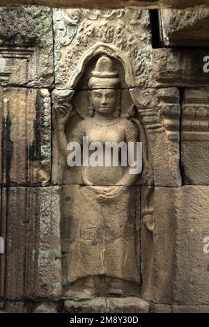 Apsara Relief an der Mauer von Banteay XII Nokor (Banteay Beute Nokor), einem Tempel aus dem 11. Jahrhundert in Kampong Cham (Kompong Cham), Kambodscha. Stockfoto