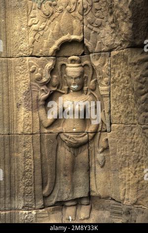 Apsara Relief an der Mauer von Banteay XII Nokor (Banteay Beute Nokor), einem Tempel aus dem 11. Jahrhundert in Kampong Cham (Kompong Cham), Kambodscha. Stockfoto