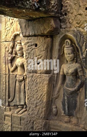 Apsara Relief an der Mauer von Banteay XII Nokor (Banteay Beute Nokor), einem Tempel aus dem 11. Jahrhundert in Kampong Cham (Kompong Cham), Kambodscha. Stockfoto