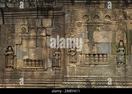 Apsara Relief an der Mauer von Banteay XII Nokor (Banteay Beute Nokor), einem Tempel aus dem 11. Jahrhundert in Kampong Cham (Kompong Cham), Kambodscha. Stockfoto