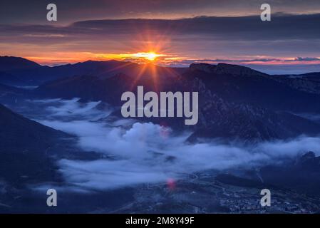 Sonnenaufgang im Vall de Lord Tal mit Nebel über dem Reservoir und rötlichen Wolken. Gesehen von Port del Comte (Solsonès, Lleida, Katalonien, Spanien) Stockfoto