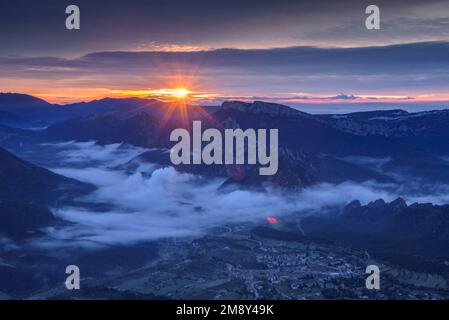 Sonnenaufgang im Vall de Lord Tal mit Nebel über dem Reservoir und rötlichen Wolken. Gesehen von Port del Comte (Solsonès, Lleida, Katalonien, Spanien) Stockfoto