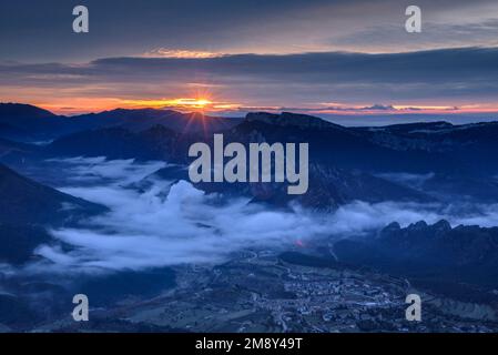 Sonnenaufgang im Vall de Lord Tal mit Nebel über dem Reservoir und rötlichen Wolken. Gesehen von Port del Comte (Solsonès, Lleida, Katalonien, Spanien) Stockfoto