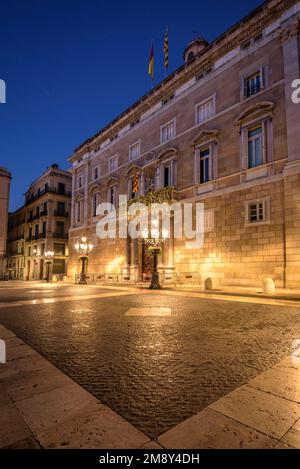 Palast der Generalitat von Katalonien und Platz Sant Jaume bei Nacht und zur blauen Stunde (Barcelona, Katalonien, Spanien) ESP: Palacio Generalitat de Cataluña Stockfoto