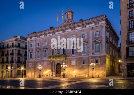 Palast der Generalitat von Katalonien und Platz Sant Jaume bei Nacht und zur blauen Stunde (Barcelona, Katalonien, Spanien) ESP: Palacio Generalitat de Cataluña Stockfoto