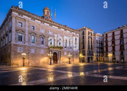 Palast der Generalitat von Katalonien und Platz Sant Jaume bei Nacht und zur blauen Stunde (Barcelona, Katalonien, Spanien) ESP: Palacio Generalitat de Cataluña Stockfoto