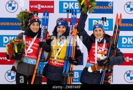 Ruhpolding, Deutschland. 15. Januar 2023. Biathlon: Weltmeisterschaft, Massenstart 12,5 km, Frauen. Lisa Vittozzi (l-r) aus Italien Julia Simon aus Frankreich und Anais Chevalier-Bouchet aus Frankreich jubeln. Simon gewann in der zweiten und Chevalier-Bouchet in der dritten Runde vor Vittozzi. Kredit: Sven Hoppe/dpa/Alamy Live News Stockfoto