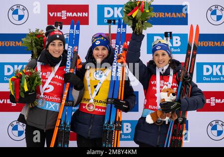 Ruhpolding, Deutschland. 15. Januar 2023. Biathlon: Weltmeisterschaft, Massenstart 12,5 km, Frauen. Lisa Vittozzi (l-r) aus Italien Julia Simon aus Frankreich und Anais Chevalier-Bouchet aus Frankreich jubeln. Simon gewann in der zweiten und Chevalier-Bouchet in der dritten Runde vor Vittozzi. Kredit: Sven Hoppe/dpa/Alamy Live News Stockfoto
