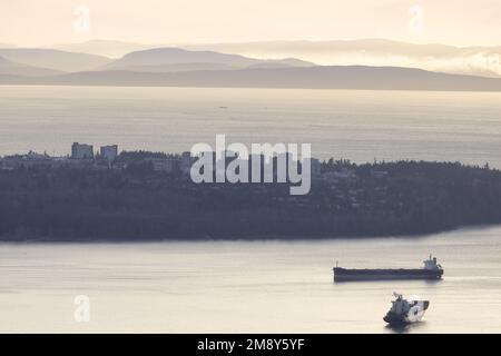 UBC vom Cypress Lookout in West Vancouver aus gesehen Stockfoto