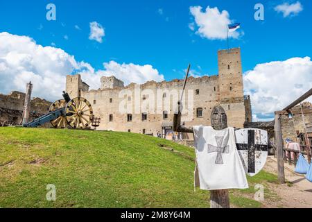 Kreuzritter-Holzpuppe im Innenhof der mittelalterlichen Burg in Rakvere. Estland, Baltische Staaten Stockfoto