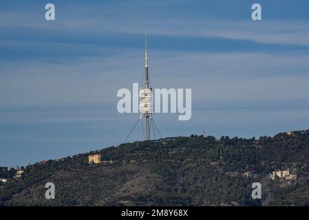 Der Collserola-Turm vom Aussichtspunkt Miramar auf Montjuic an einem Wintermorgen (Barcelona, Katalonien, Spanien) ESP: La torre de Collserola, BCN Stockfoto