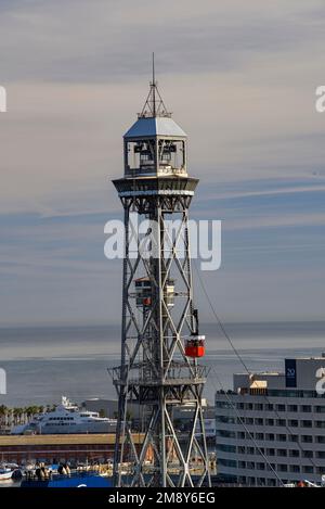Den Turm von Jaume habe ich an einem Wintermorgen mit der Seilbahn vom Hafen aus gesehen (Barcelona, Katalonien, Spanien) ESP: La torre de Jaume i vista desde el teleférico Stockfoto