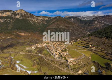 Tuixent Dorf und Tal an einem Wintermorgen. Im Hintergrund: Die Südseite von Serra de Cadí (Alt Urgell, Lleida, Katalonien, Spanien, Pyrenäen) Stockfoto