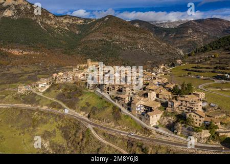 Tuixent Dorf und Tal an einem Wintermorgen. Im Hintergrund: Die Südseite von Serra de Cadí (Alt Urgell, Lleida, Katalonien, Spanien, Pyrenäen) Stockfoto