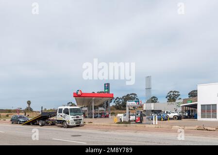 Heidelberg, Südafrika - 24. September 2022: Eine Straßenszene mit einer Tankstelle in Heidelberg in der Provinz Westkap. Ein Pannenhilfe-Lkw ist niedrig Stockfoto