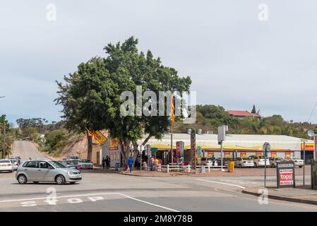 Heidelberg, Südafrika - 24. September 2022: Eine Straßenszene mit einem Supermarkt, Menschen und Fahrzeugen in Heidelberg in der Provinz Westkap Stockfoto