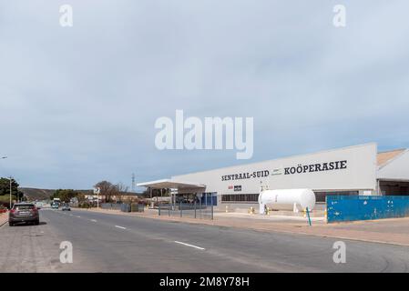 Heidelberg, Südafrika - 24. September 2022: Eine Straßenszene mit einem Landwirtschaftseinzelhändler und einer Tankstelle in Heidelberg in der Provinz Westkap Stockfoto