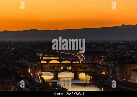 Blick auf die Brücke Ponte Vecchio über den Arno in Florenz bei Sonnenuntergang Stockfoto