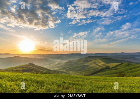 Sonnenaufgang in der Toskana mit hügeligen ländlichen Landschaft im Nebel Stockfoto