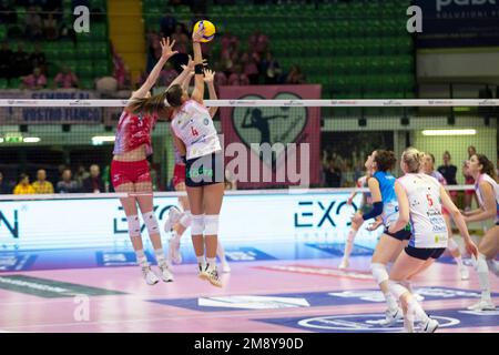 Angriff von Rebecca PIVA (Casalmaggiore) am 15. Tag der Serie A1 Frauen zwischen Vero Volley Milano und Trasportipesanti Casalmaggiore Stockfoto