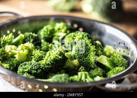 Gedämpfter Brokkoli in einem Dampfgarer aus Edelstahl – Nahaufnahme. Gesundes Gemüsekonzept. Stockfoto