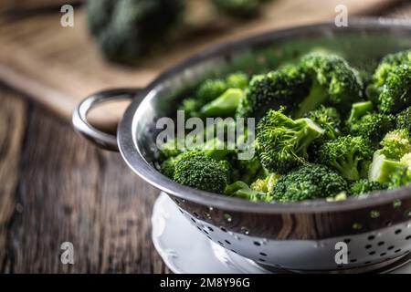 Gedämpfter Brokkoli in einem Dampfgarer aus Edelstahl. Gesundes Gemüsekonzept. Stockfoto