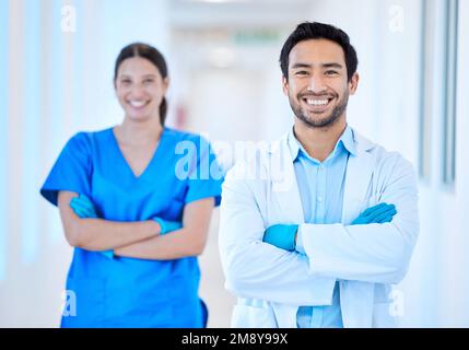 Ich hätte mir keinen besseren Partner wünschen können. Ein junger Zahnarzt mit seiner Assistentin. Stockfoto