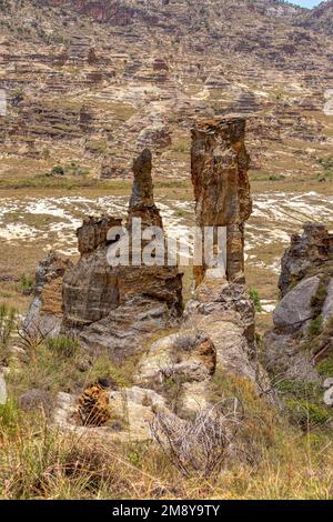 Felsformationen im Isalo-Nationalpark in der Region Ihorombe. Wildnislandschaft mit Wassererosion in felsige Felsvorsprünge wie in Utah, Plateaus, ausgedehnt Stockfoto