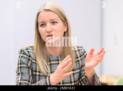 Hannover, Deutschland. 16. Januar 2023. Kathrin Wahlmann (SPD), Justizministerin Niedersachsens, spricht in einem Interview mit der Dpa Deutsche Presse-Agentur. (Dpa „Justizminister Wahlmann ist gegen ein allgemeines Verbot von Feuerwerkskörpern“ aus dem Jahr 16.01.2023) Kredit: Julian Stratenschulte/dpa/Alamy Live News Stockfoto