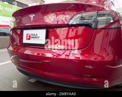 Eriwan, Armenien, 17. Dezember 2022: Tesla Elektroauto. Chevrolet Teslalogo. Stockfoto