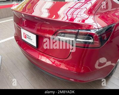 Eriwan, Armenien, 17. Dezember 2022: Tesla Elektroauto. Chevrolet Teslalogo. Stockfoto