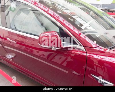 Eriwan, Armenien, 17. Dezember 2022: Tesla Elektroauto. Chevrolet Teslalogo. Stockfoto