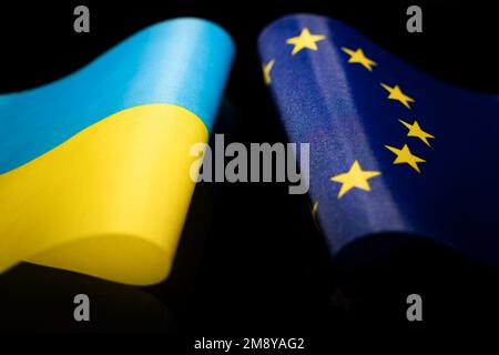 Flaggen der Europäischen Union und der ukraine auf schwarzem Hintergrund. Das Konzept der Interaktion oder Gegenaktion zwischen den beiden Ländern. Internationale Relati Stockfoto