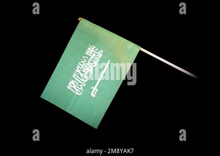 Die Staatsflagge saudi-arabiens auf schwarzem Hintergrund. Stockfoto