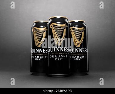 Eriwan, Armenien, 31. Dezember 2022: Aluminiumdose mit Guinness-Bierflasche vom Fass. Guinness-Bier wird in Dublin, Irland, hergestellt. Stockfoto